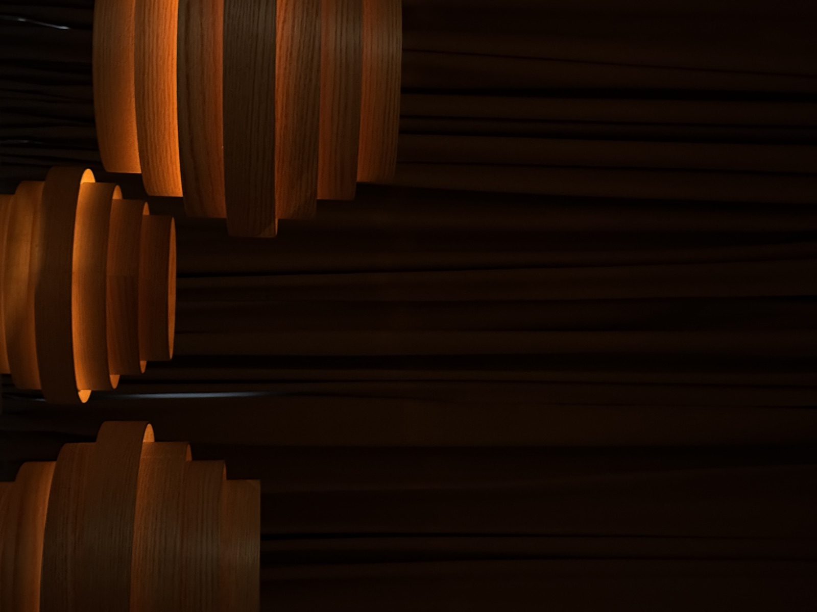 Wooden lamps with amber light in The Tantric Flow atmosphere in Lisbon