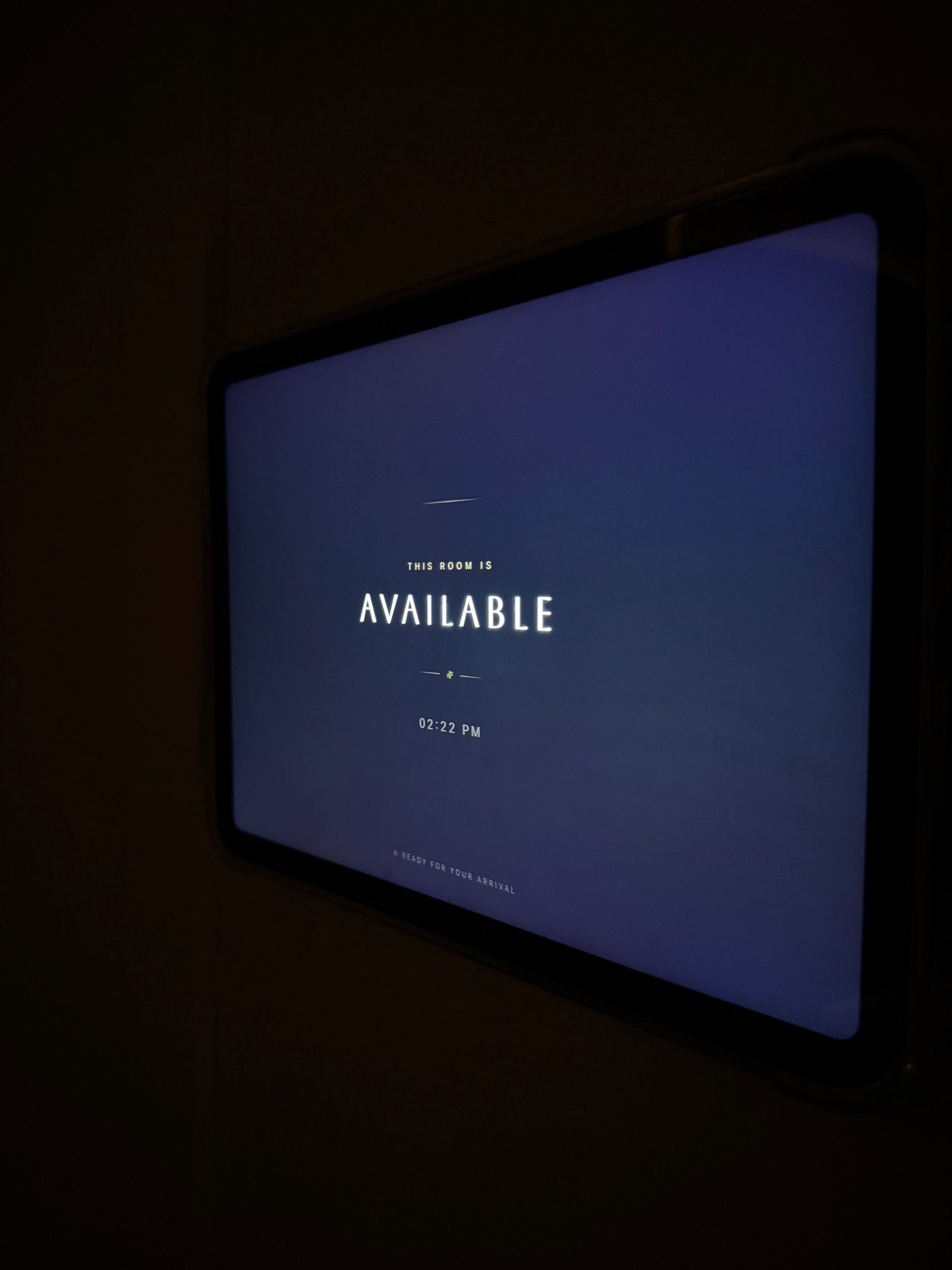 Digital screen showing room availability at The Tantric Flow in Lisbon